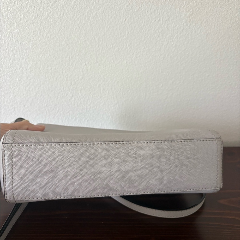 Lo & Sons Pearl Saffiano Leather Light Grey Crossbody Purse - Picture 8 of 12
